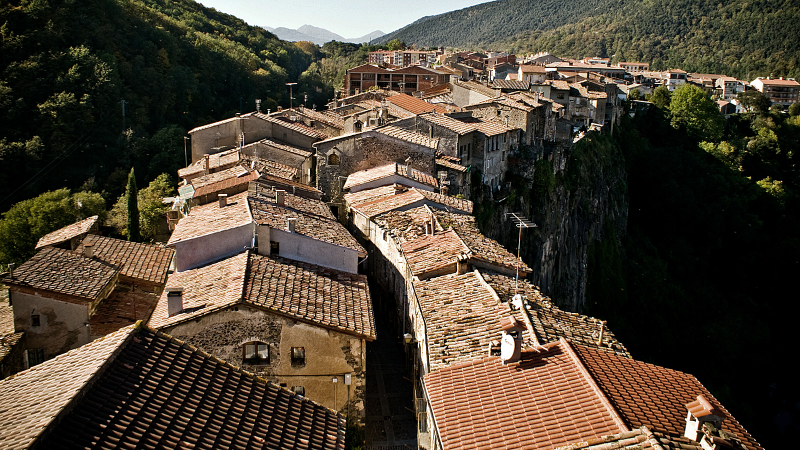 Illustration for article titled Amazing Cliff Houses: Literally Living on the Edge